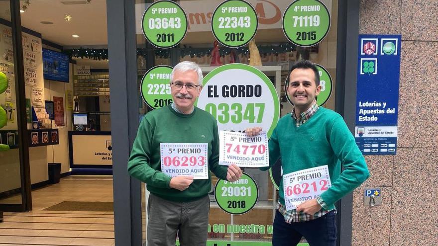 Andrés y Benjamín posan con los tres quintos premios. // G. Porto