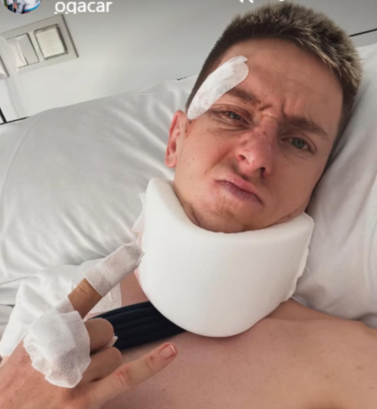 Pogacar, desde el hospital, en una imagen publicada en sus redes