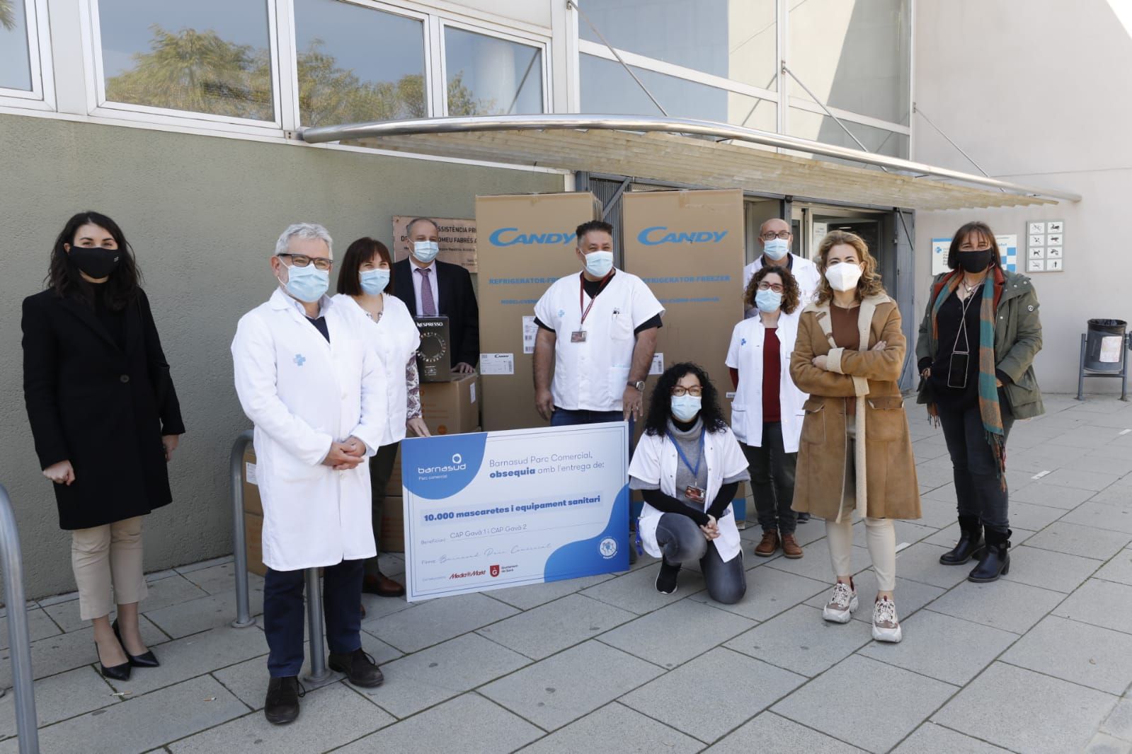 Acto de donación de 10.000 mascarillas por parte de el parque comercial Barnasud i Media Markt