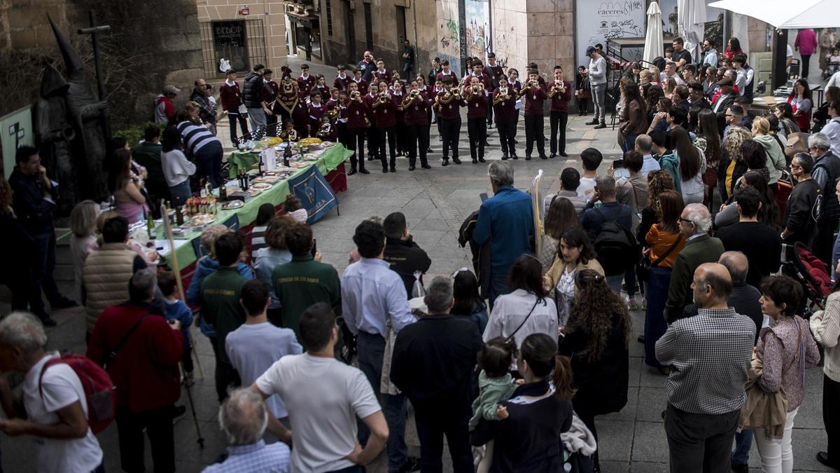 Mesa de ofrenda, venta de palmas y recital de la Banda de Cornetas y Tambores del Espñiritu Santo.