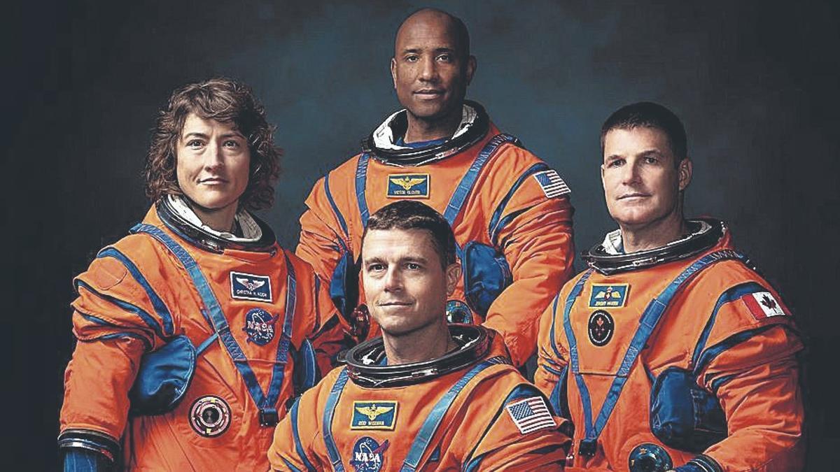 De izquierda a derecha, de pie, Christina Koch, Victor Glover y Jeremy Hansen. Sentado, Reid Wiseman.