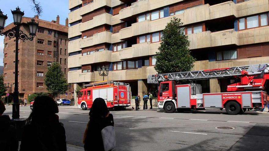 Bomberos de Oviedo en Llamaquique por una falsa alarma.