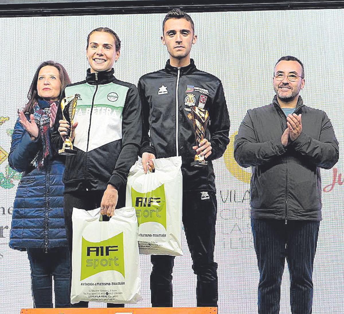 Ana Peirats y Pablo Alba (centro) lucen sus trofeos junto al alcalde de Vila-real, José Benlloch.