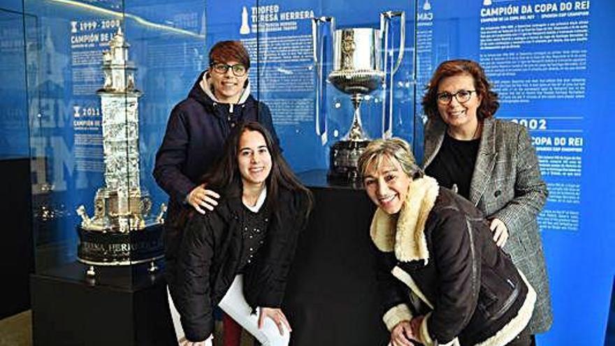 Miriam y Nuria, jugadoras del Dépor Abanca, posan junto a Lis Franco e Inma Castañón, exfutbolistas del Karbo, con la Copa del Rey expuesta en Riazor.