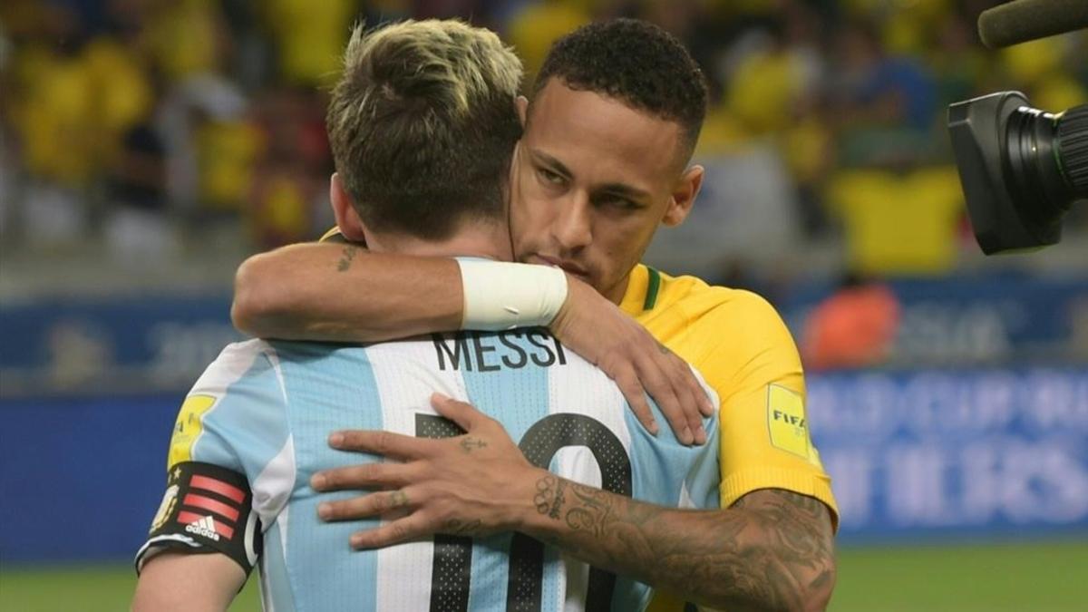 Neymar trata de consolar a su amigo Messi.