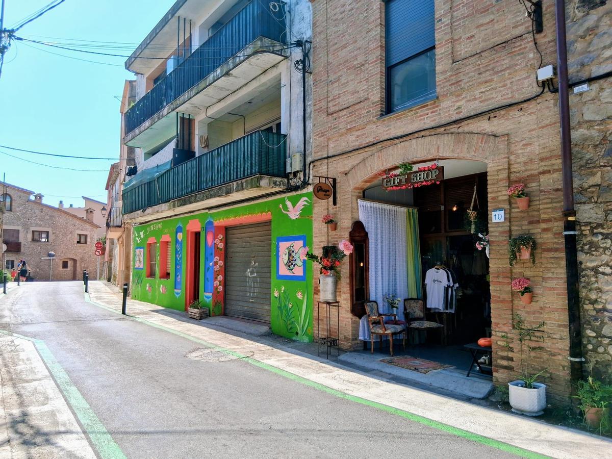 El verd esperança ha transformat la façana d'un carrer