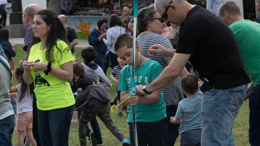 Juegos infantiles en las fiestas de Vetusta, que hoy celebran el día del bollo.