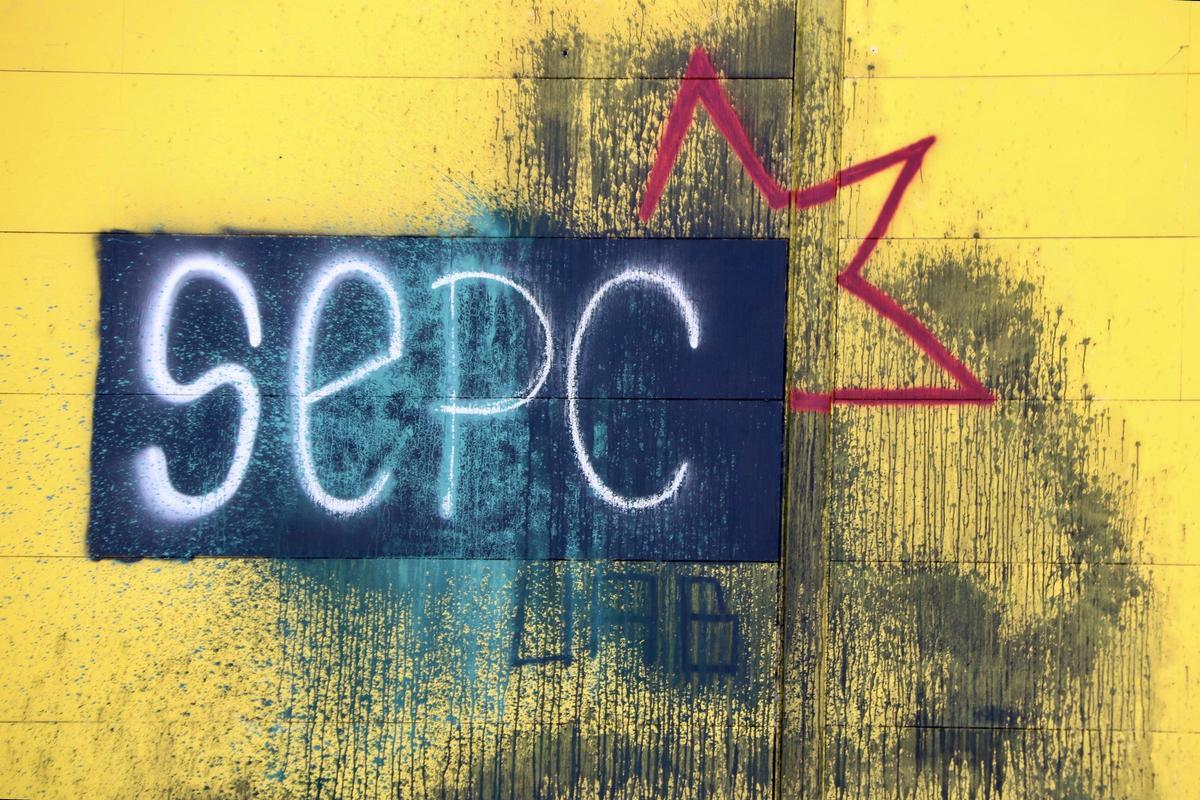 Detall del logotip del SEPC afectat amb pintura en el mural independentista de la plaça Cívica de la UAB que la JEZ ordenar retirar en un termini de 72 hores