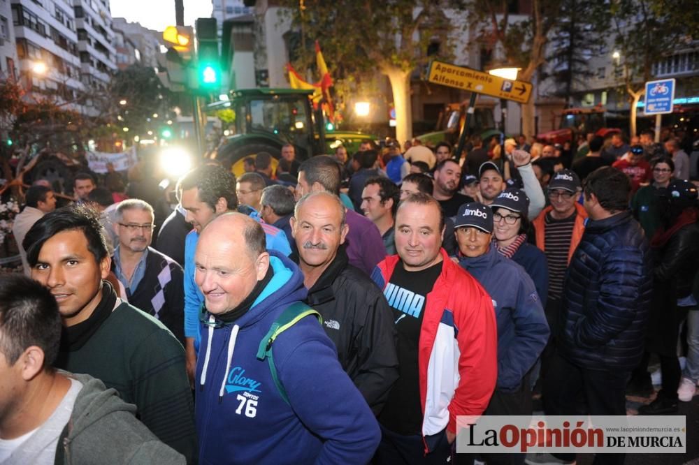 La noche de protesta de los agricultores se pasa con migas