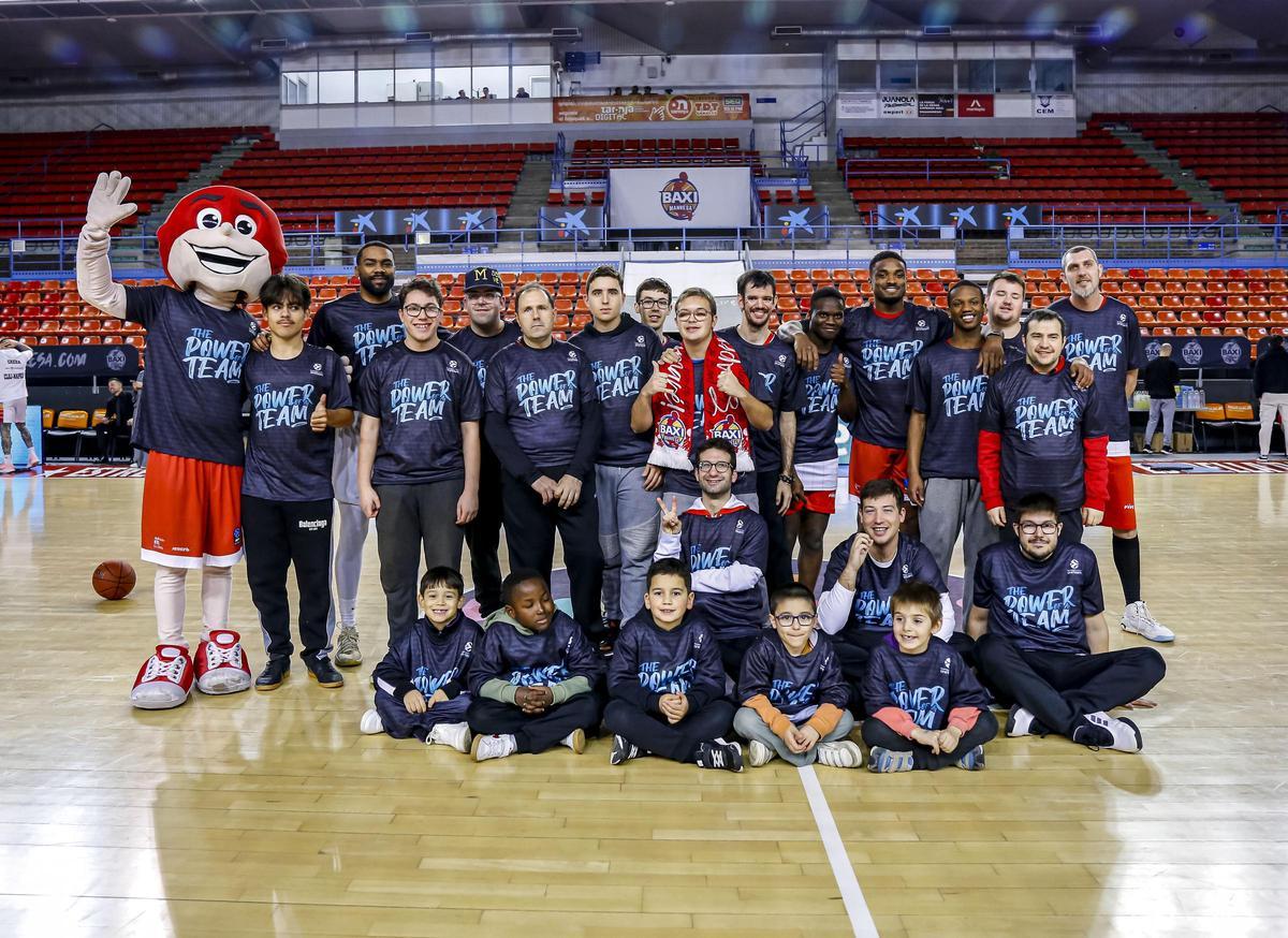 Retin Obasohan, amb els nois d'Ampans i del Col·legi Sant Ignasi presents al Nou Congost