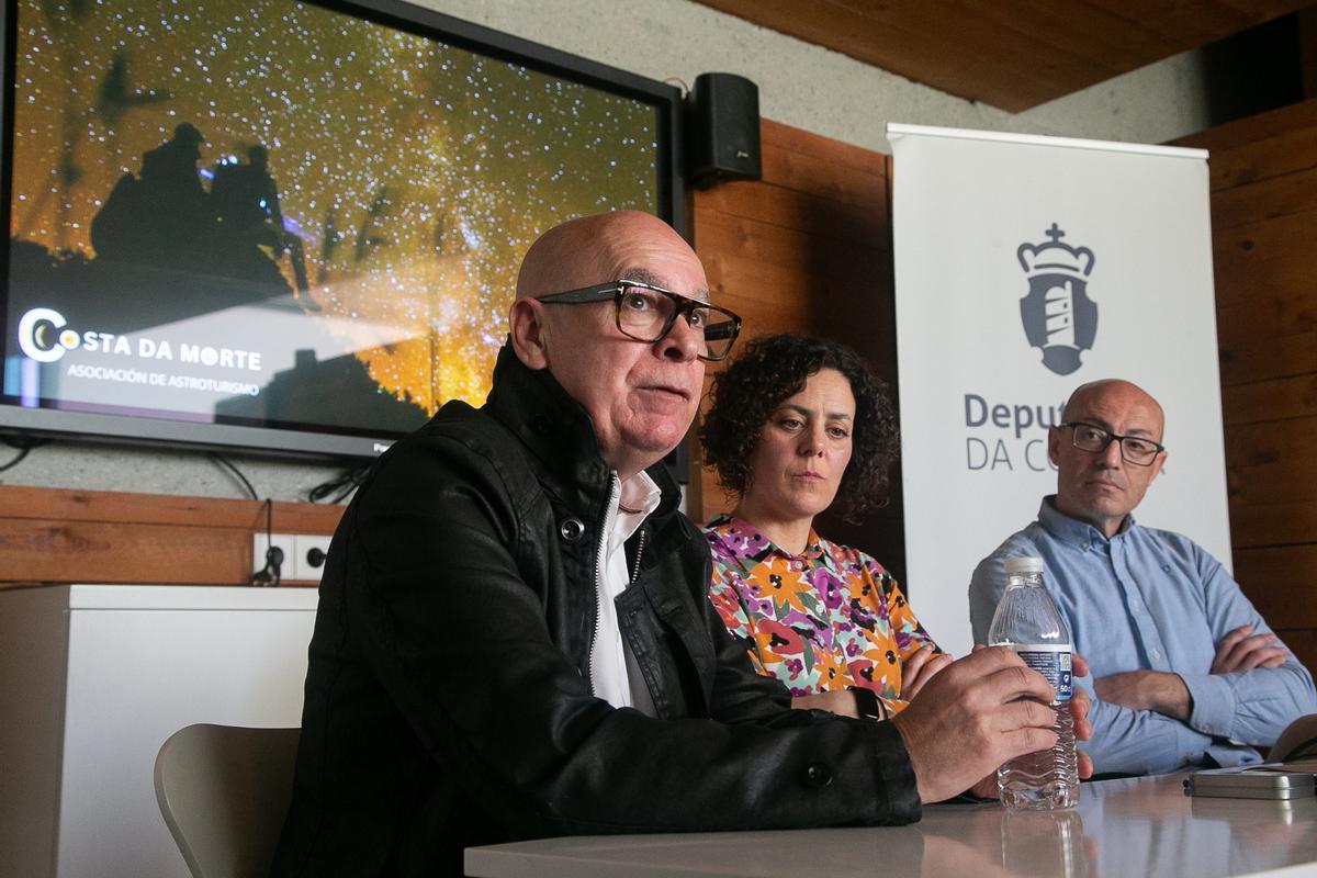 Xosé Regueira, esquerda, Ada González e José Muíño presentando o manual.