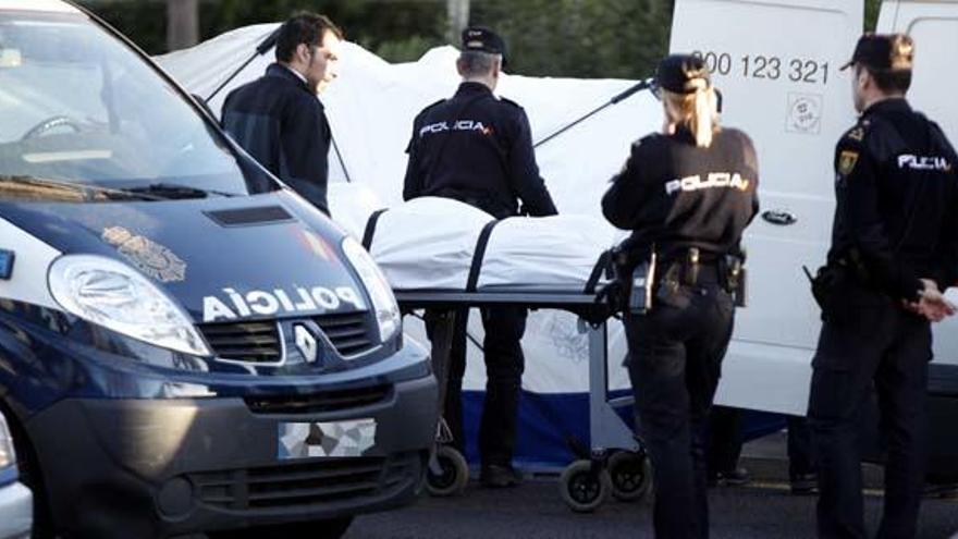 La Policía Nacional retira el cadáver del hombre asesinado. Foto: E.Ripoll.