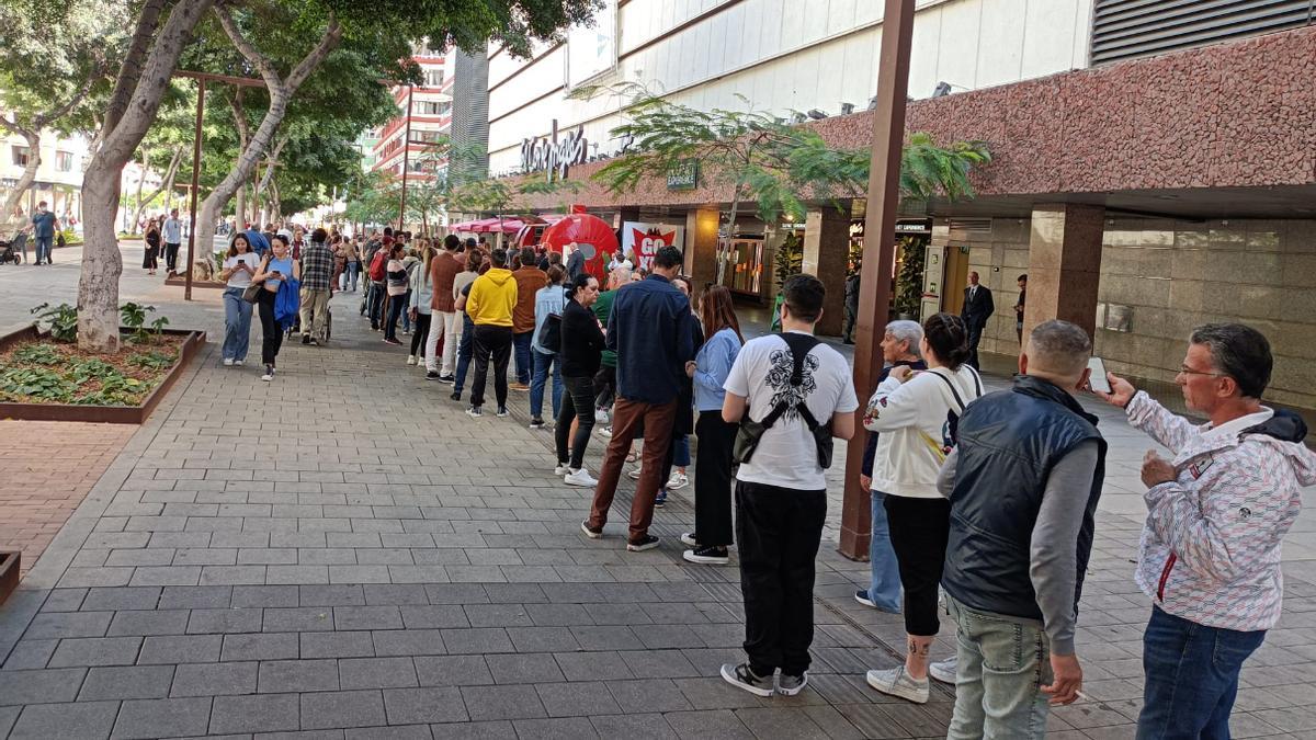 Colas en el Goxo, en Las Palmas de Gran Canaria