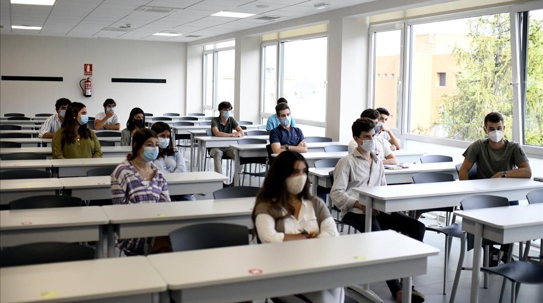 Alumnos con mascarilla en la Facultad de Humanidades y Ciencia de la Comunicación de la Universidad privada CEU San Pablo durante el primer día del curso 2020-2021 en Madrid.