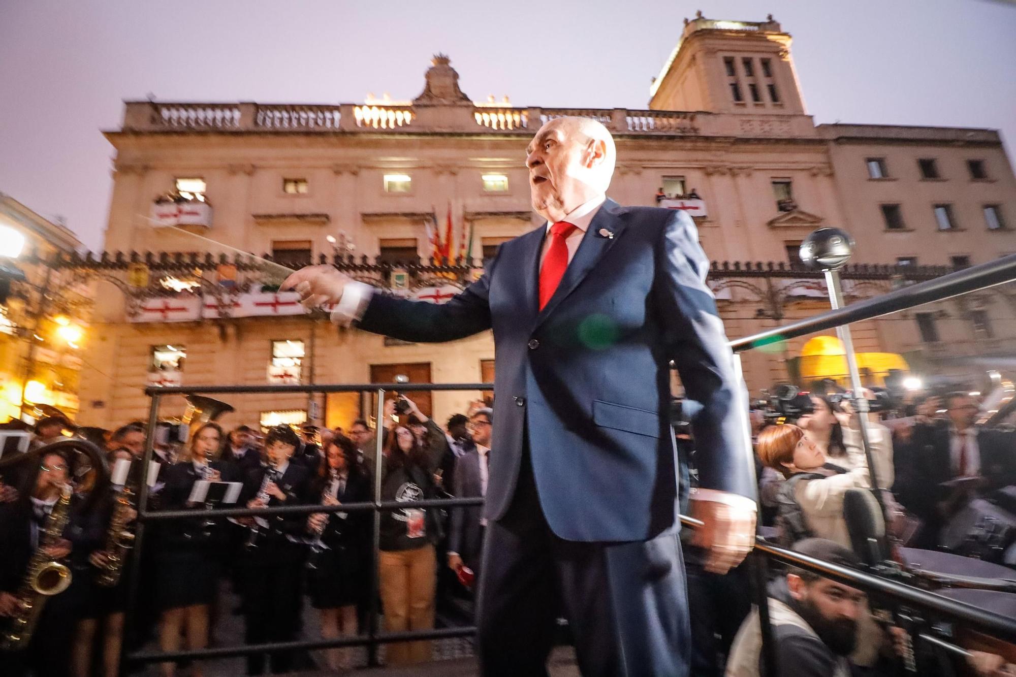 El Himno levanta el telón de la Fiesta en Alcoy