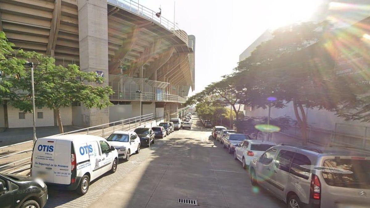 La calle La Mutine se encuentra en un lateral del estadio Heliodoro Rodríguez López.