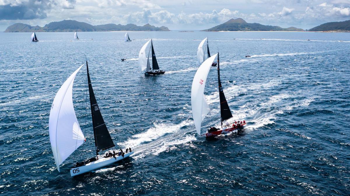 Los barcos, durante un momento de las regatas frente a Cíes. // FDV