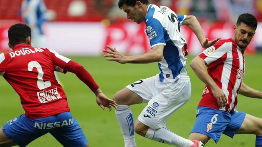 Douglas y Aarón luchan por el dominio de la pelota.