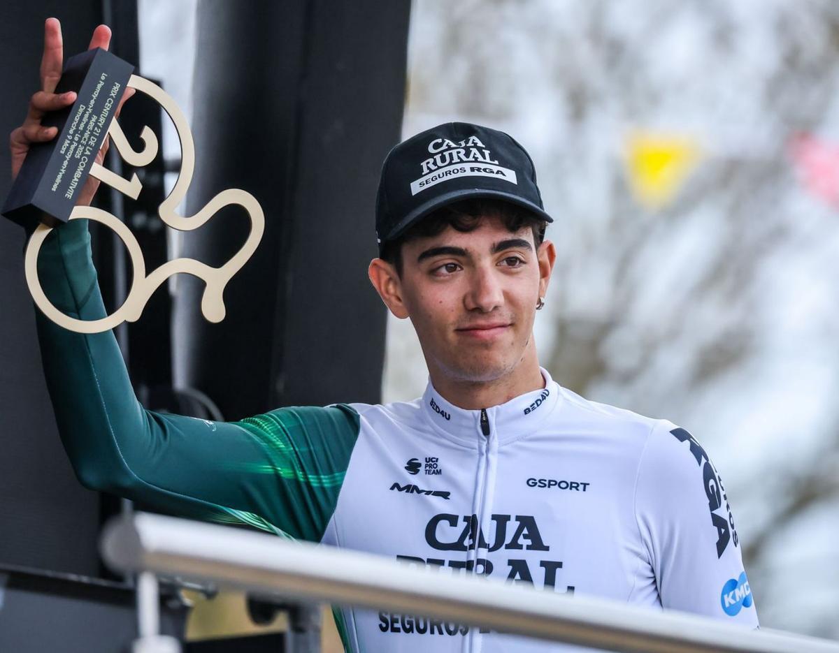 Samuel Fernández, con el premio a la combatividad de la primera etapa de la París Niza de 2025.  | EFE