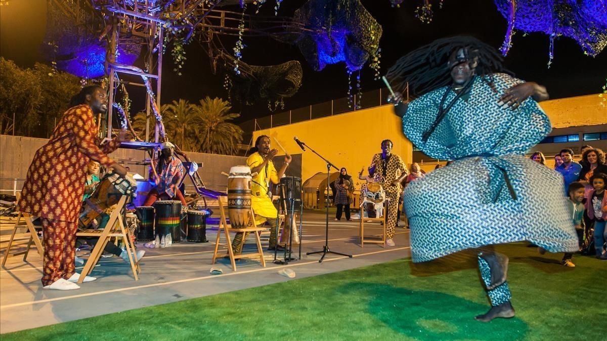 Danza tradicional africana en el parque de la Trinitat.