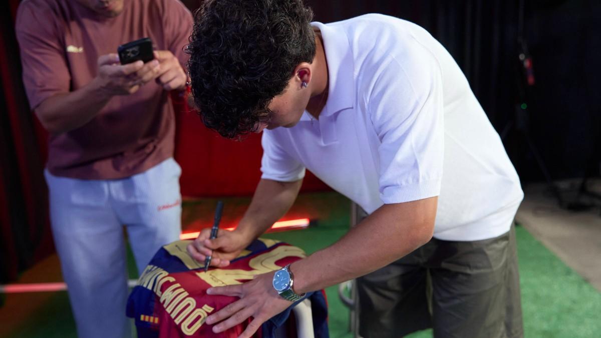 Quim Junyent firma una camiseta blaugrana que regaló al programa ADN Masia