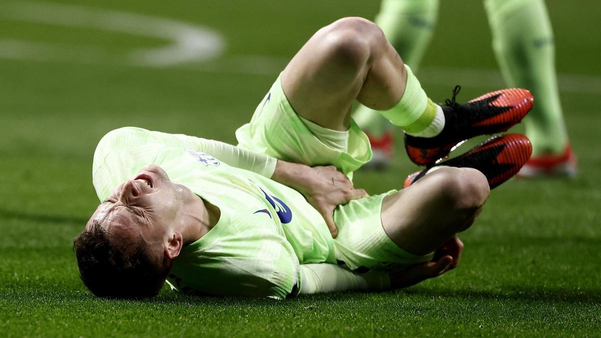 Marc Casadó se lamenta de un golpe recibido durante el Atlético-Barça en el Metropolitano.