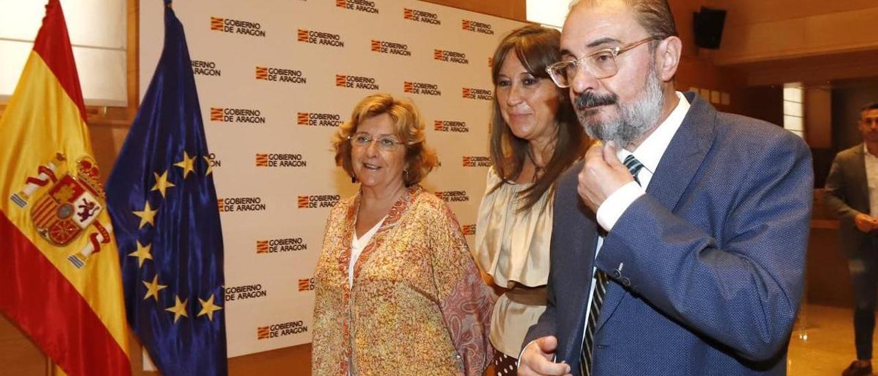 El presidente Lambán junto a las consejeras María Victoria Broto y Sira Repollés, este martes.