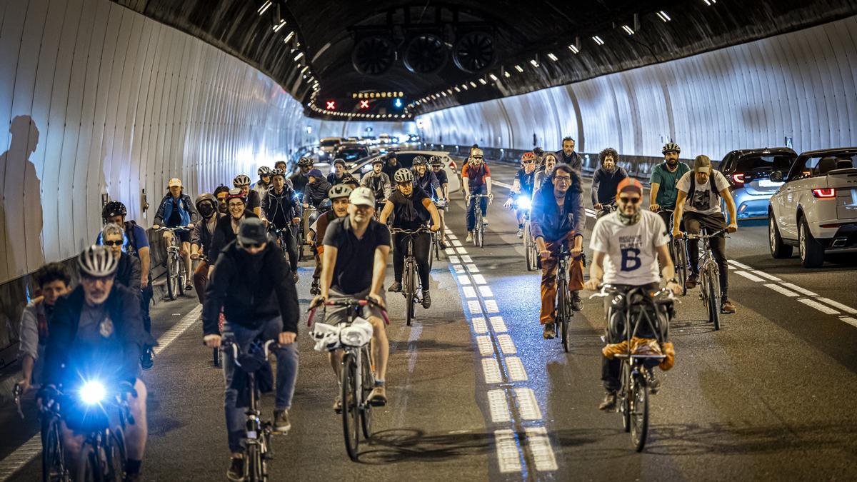 Marcha ciclista, en el interior del túnel de Vallvidrera, en 2022. En la incursón de 2023 cayeron multas por valor de 2.600 euros