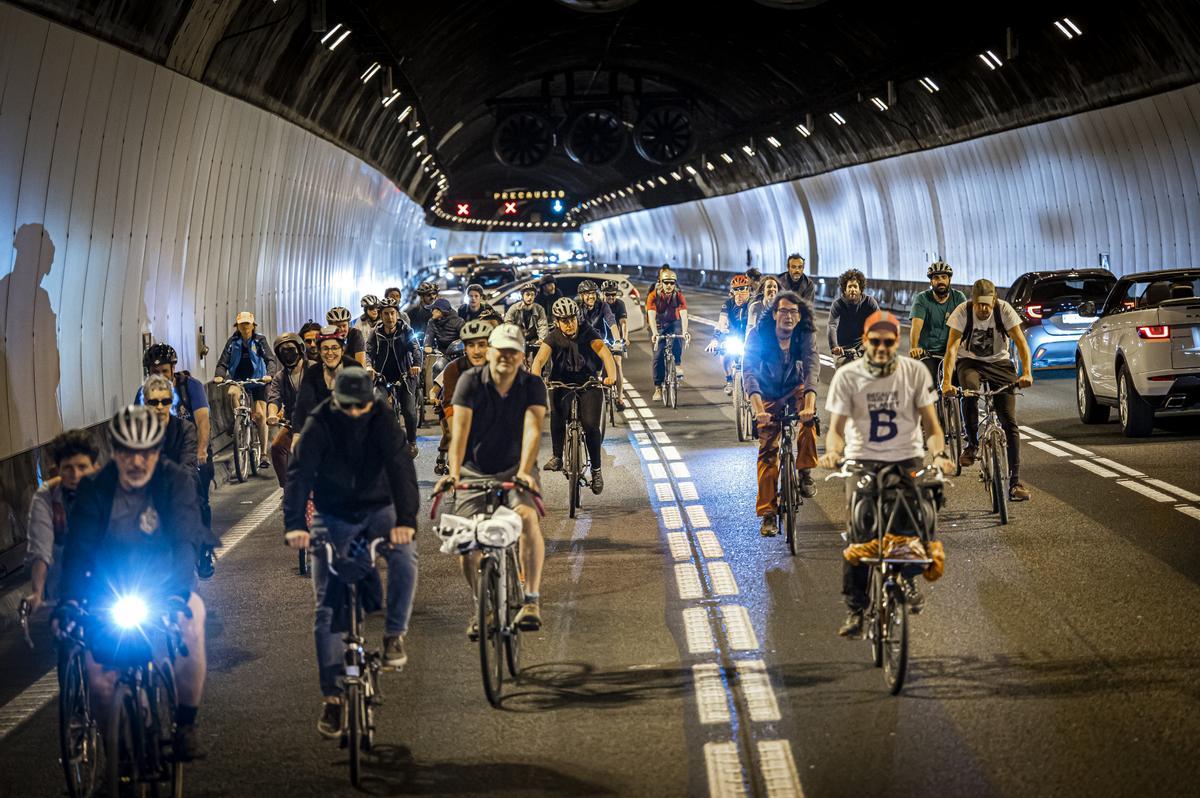 Marcha ciclista, en el interior del túnel de Vallvidrera, el pasado 22 de abril