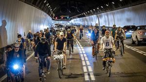 Marcha ciclista, en el interior del túnel de Vallvidrera, el pasado 22 de abril