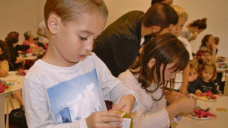 Uno de los pequeños trabaja en la elaboración de una patena para colocar en el ´rosari´.