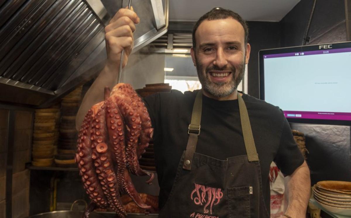 Gorka Rodríguez dueño de la Pulpeira de Melide. |  Casteleiro