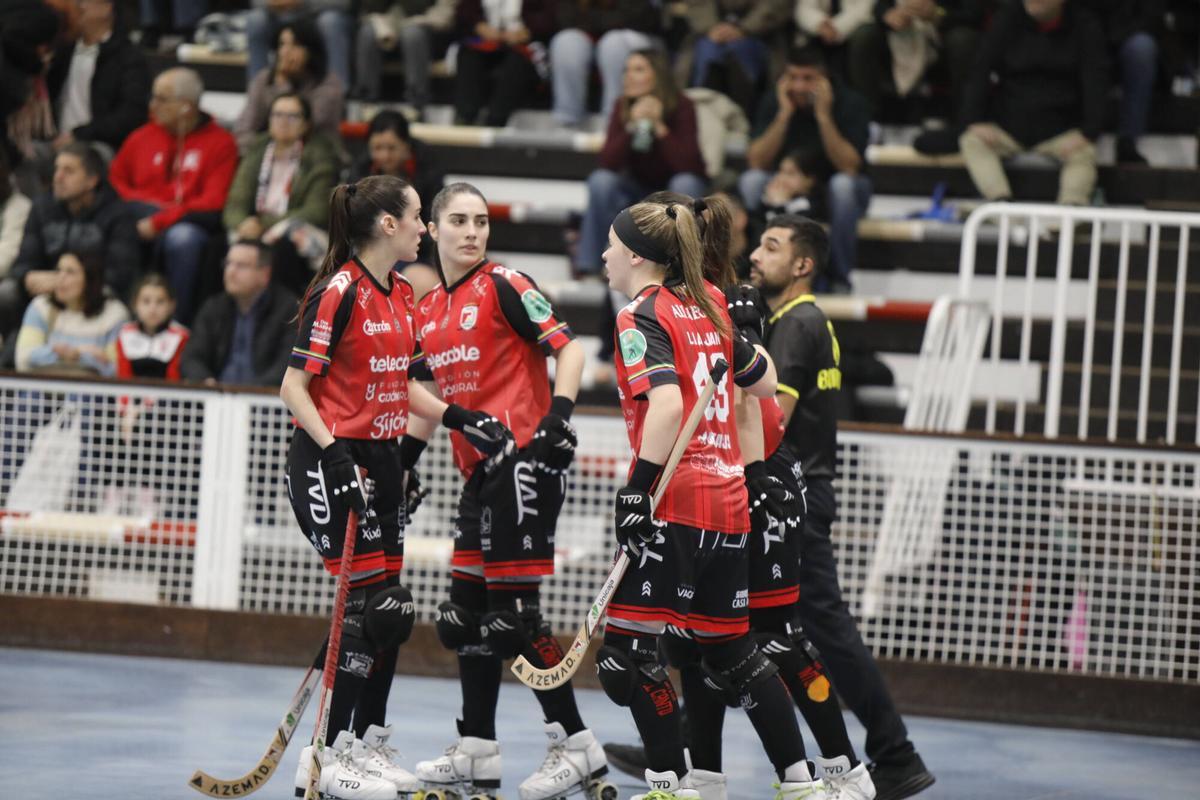 Un momento del derbi de la Ok Liga Femenina entre el eNe Oposiciones CP Mieres y el Telecable