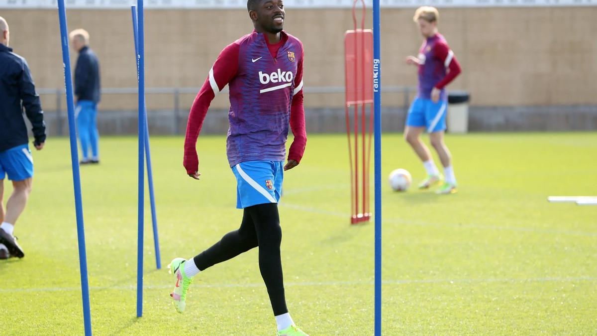 El jugador del FC Barcelona Ousmane Dembélé en un entrenamiento con el equipo blaugrana en noviembre de 2021.