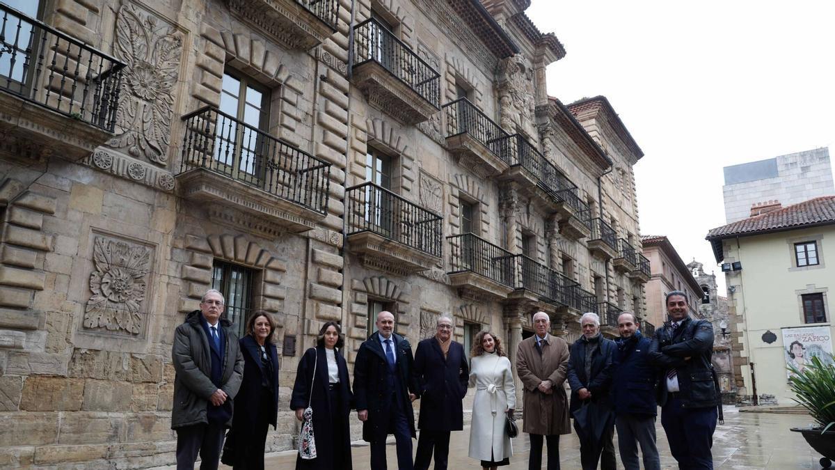 Representantes de la Universidad Nebrija ante el palacio de Camposagrado, su futura sede, en enero del año pasado.