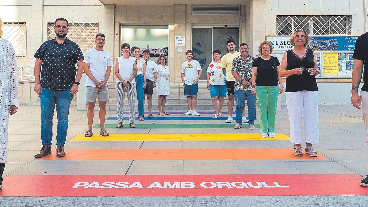 La corporación municipal en la reivindicativa entrada al consistorio de l’Alcora, en la que aparece el lema ‘Passa amb Orgull’.