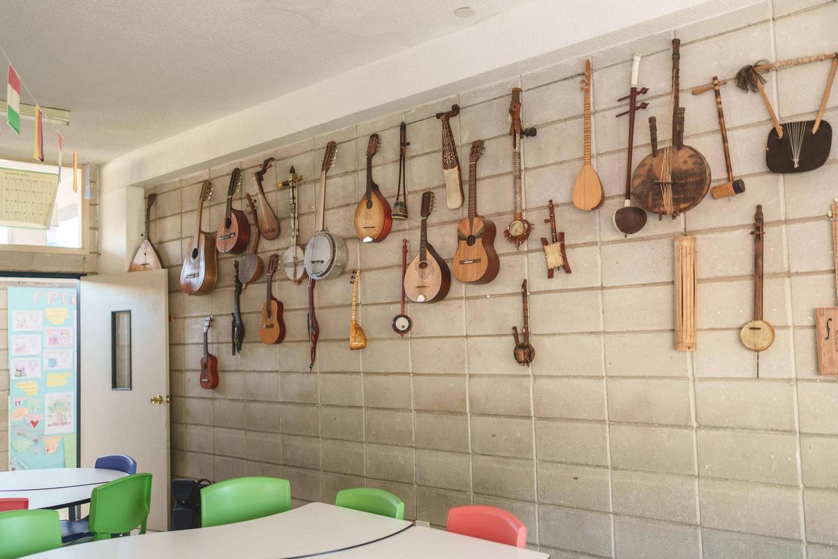 Instrumentos de distintos lugares del mundo forman parte del paisaje cotidiano del aula de Música de Las Josefinas.