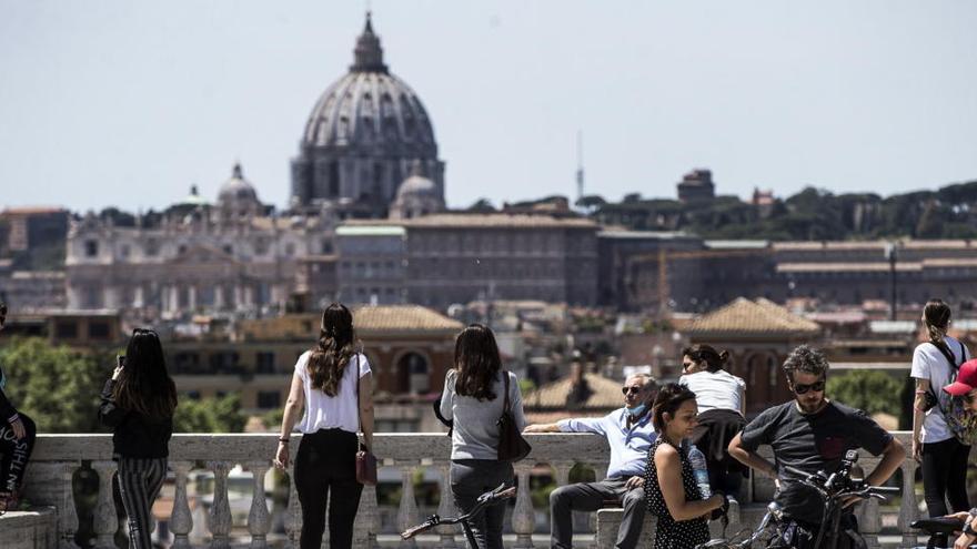 Varias personas en el parque Villa Borghese de Roma.