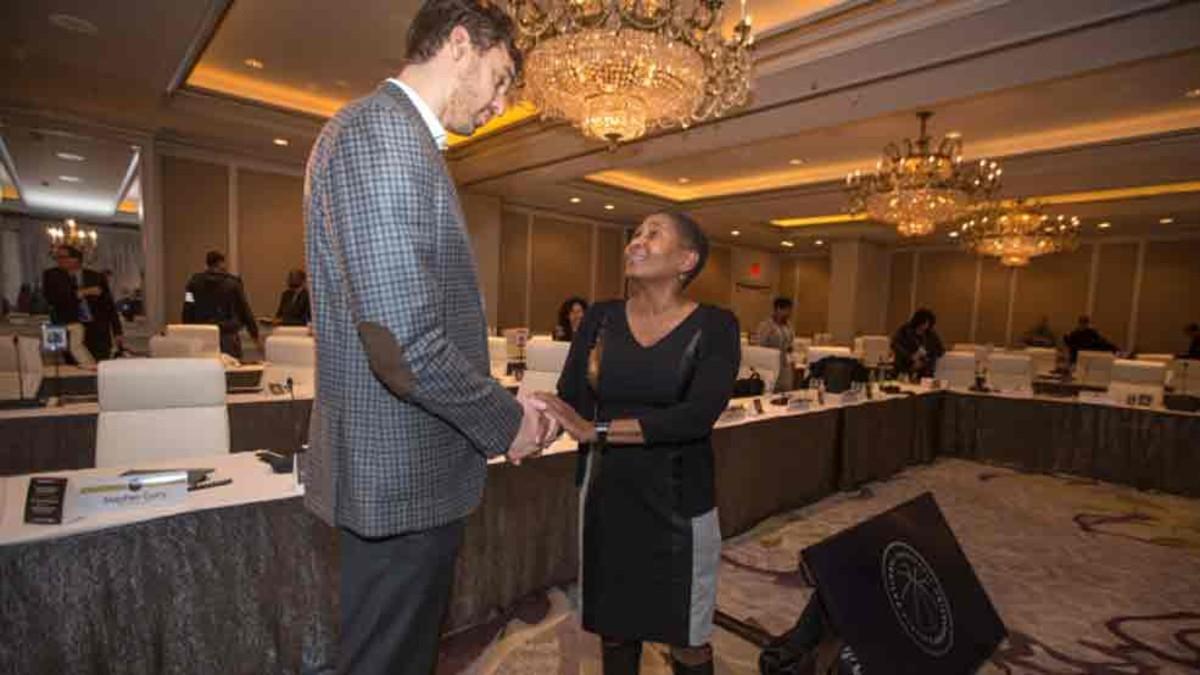 Pau Gasol, con la Directora Ejecutiva del Sindicato de Jugadores, Michele Roberts