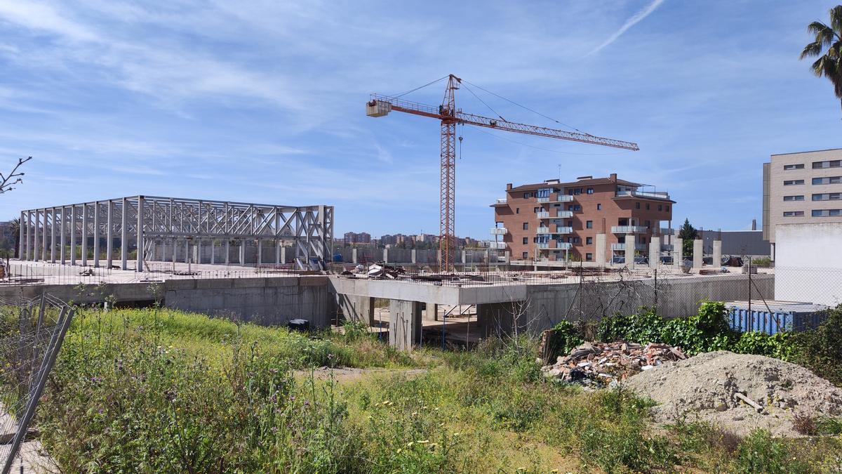 Obras de la piscina de la margen derecha, donde no hay movimiento desde hace casi un año.