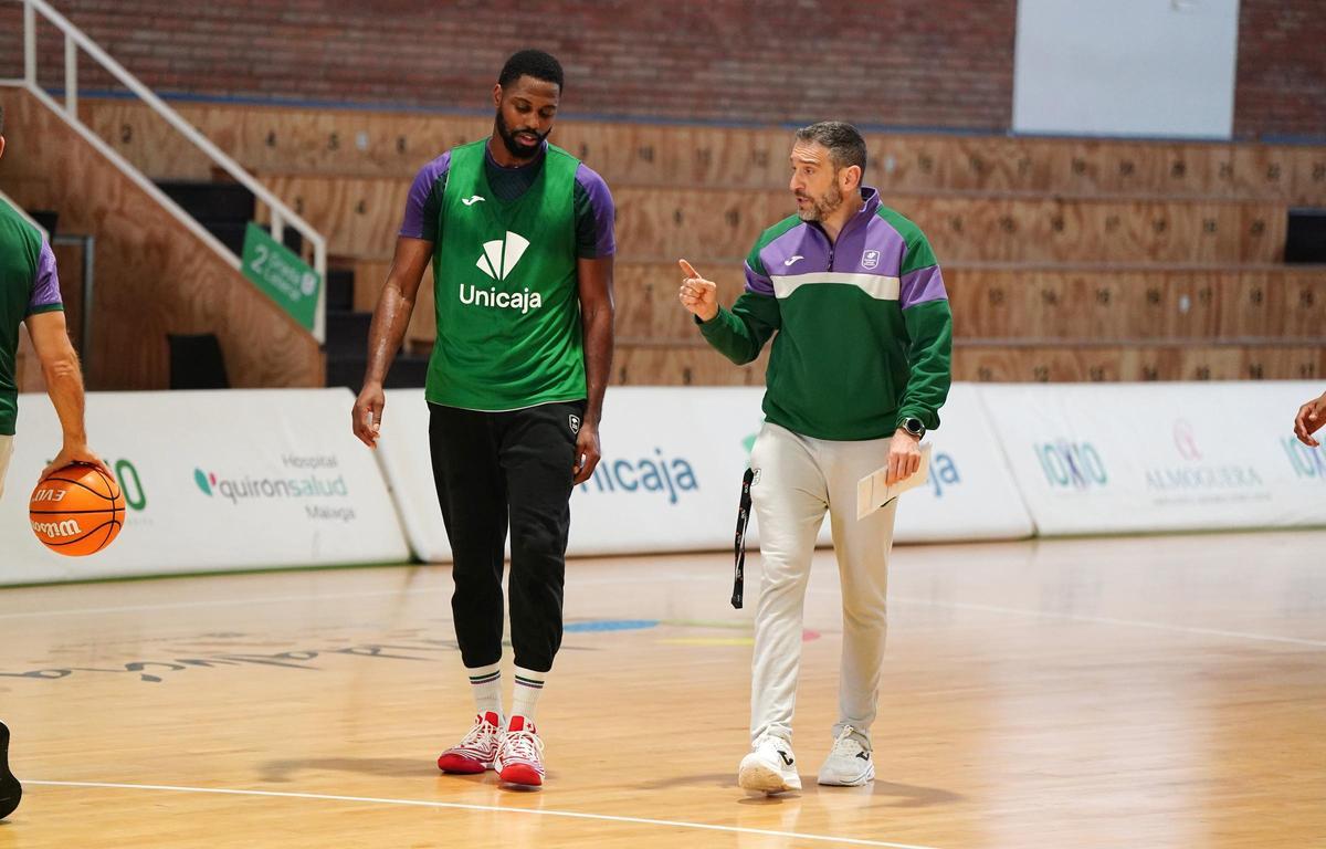 Ibon Navarro conversa con Melvin Ejim en un entrenamiento.