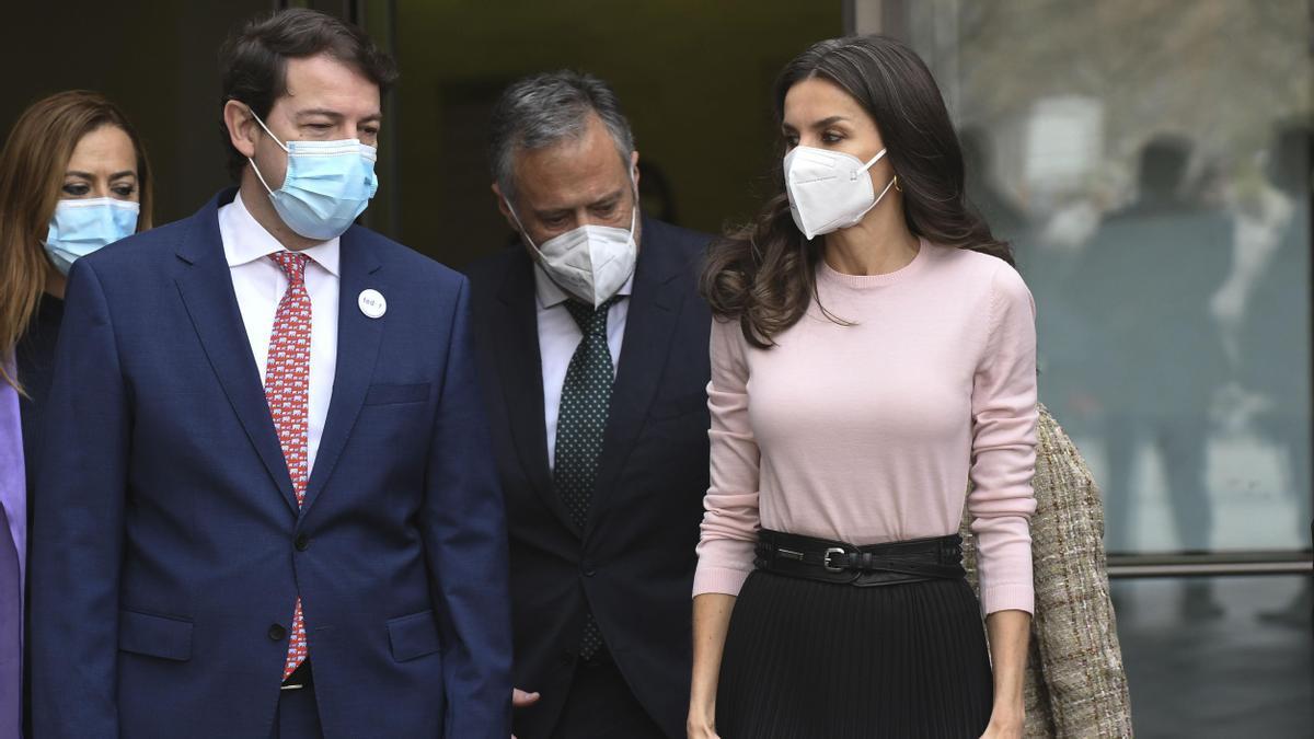 La reina Letizia (d) junto con el presidente de Castilla y León, Alfonso Fernández Mañueco.