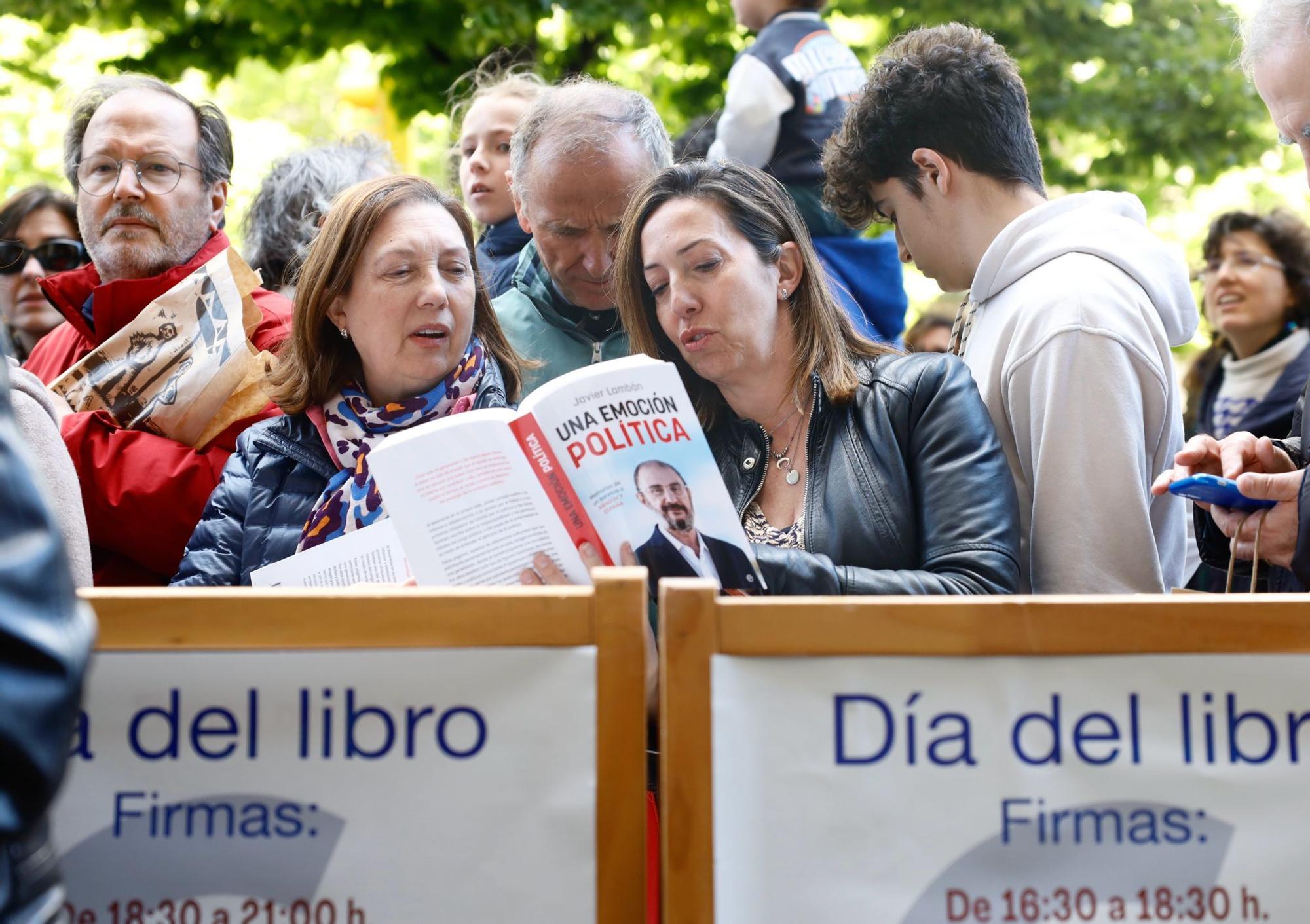 En imágenes | Javier Lambán firma su libro en el Paseo Independencia