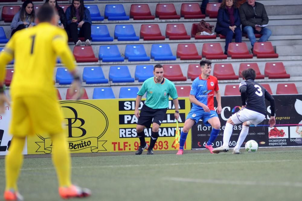 El partido entre el Langreo y el Oviedo B, en imágenes