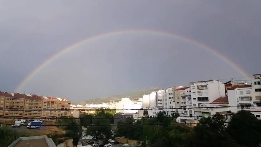 Un arco íris enorme abraza el centro de Alcoy