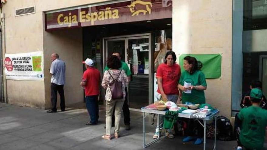 La PAH no se coge vacaciones y retoma sus protestas