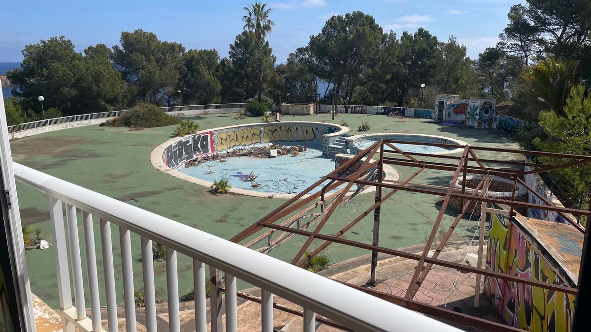 Los vecinos de Allà Dins denuncian la peligrosidad del hotel abandonado