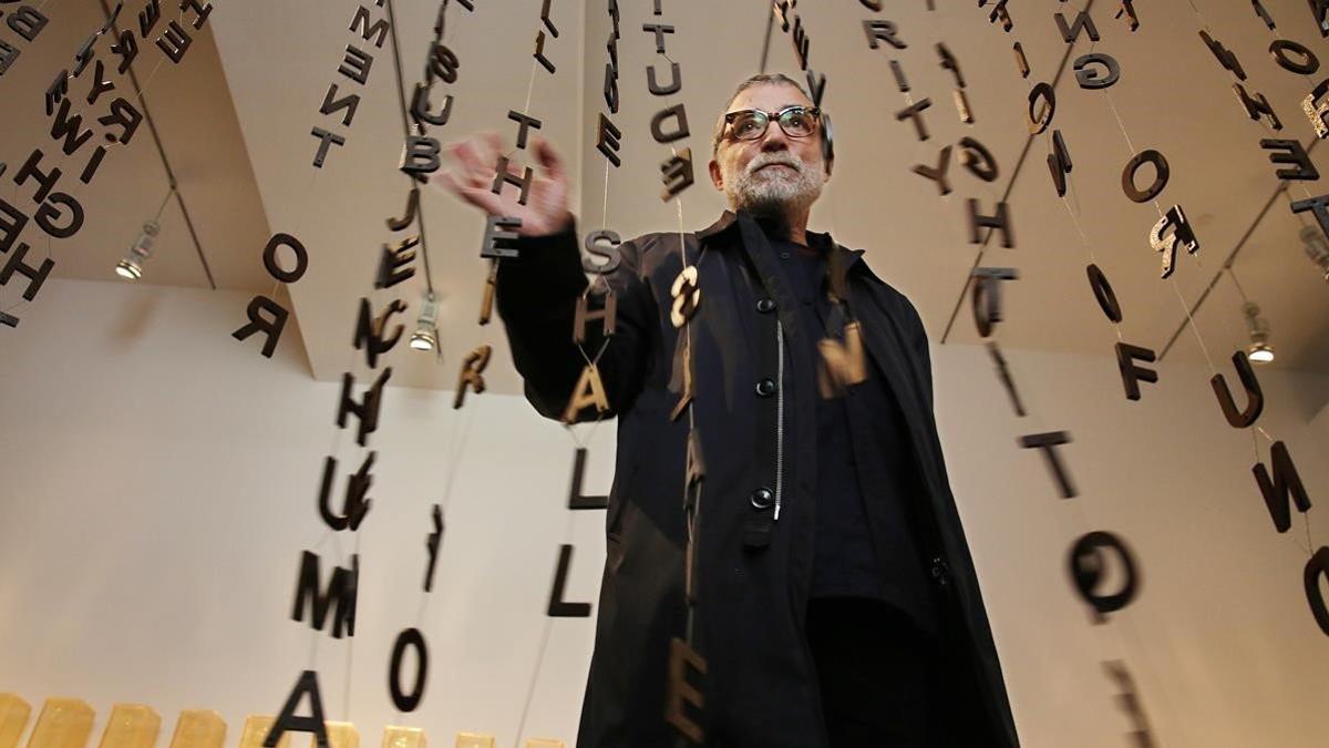 Jaume Plensa, este jueves, en el Macba, ante su obra 'Glückauf?', una cortina de letras de hierro con la Declaración Universal de los Derechos Humanos.