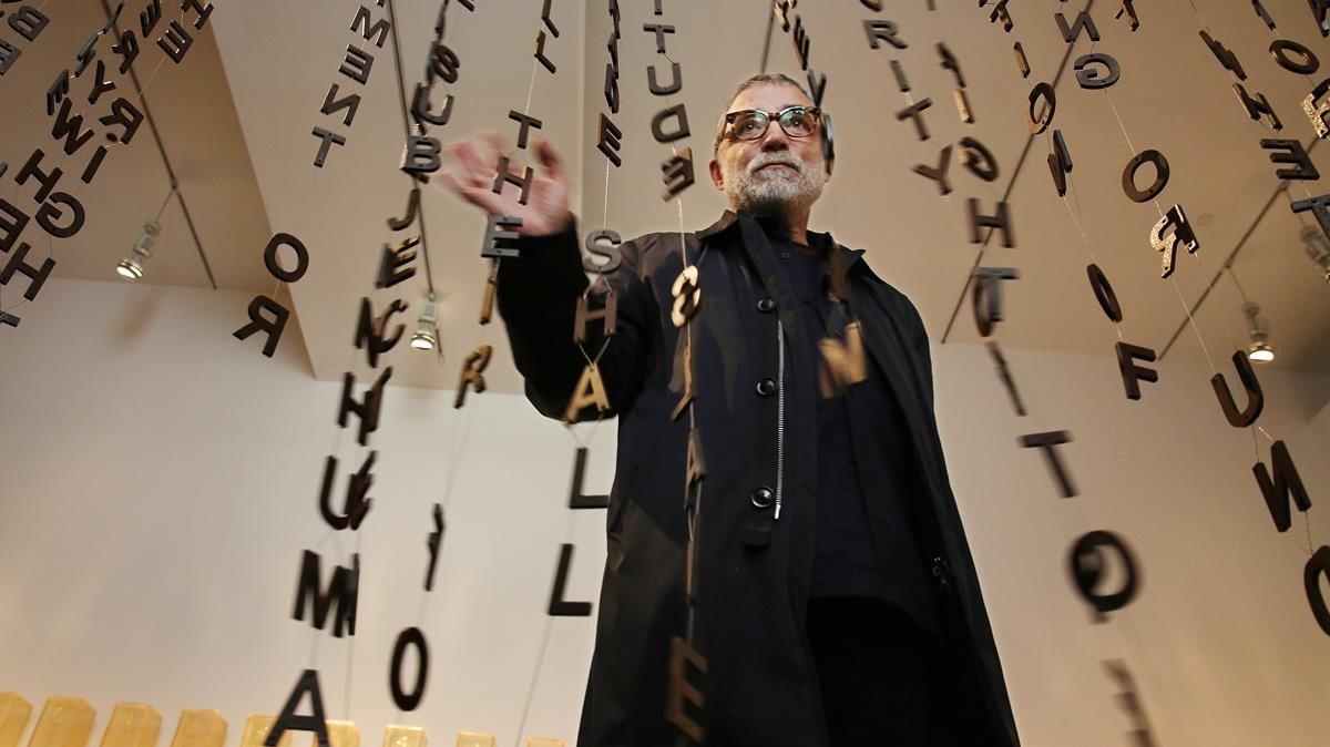 Jaume Plensa, este jueves, en el Macba, ante su obra ’Glückauf?’, una cortina de letras de hierro con la Declaración Universal de los Derechos Humanos.   