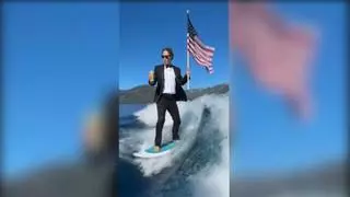 Vídeo | La original forma de celebrar el 4 de julio de Zuckerberg: surf con esmoquin, una bandera de EEUU y una cerveza
